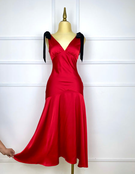 Vestido rojo satinado moños negros