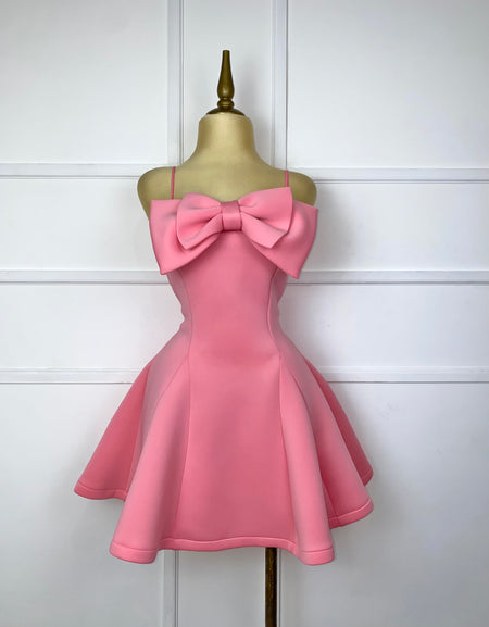 Vestido rosa corto con moño