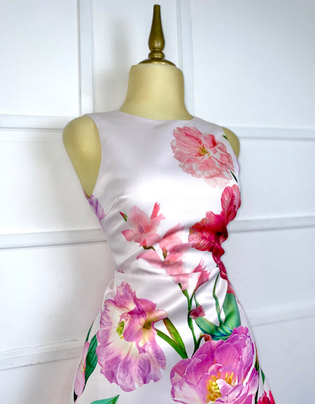 Vestido corto rosa con flores