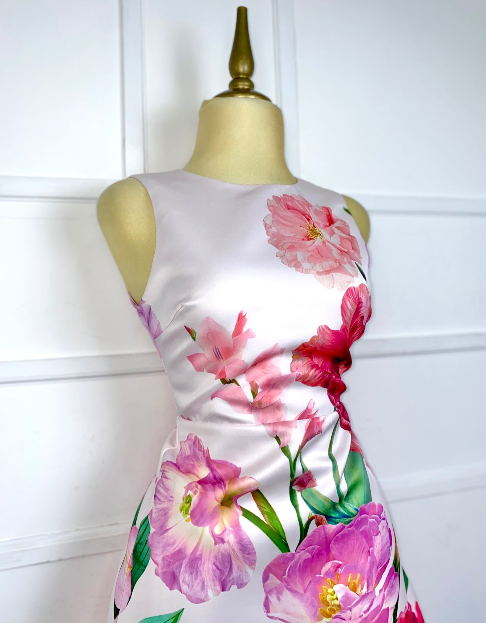 Vestido corto rosa con flores