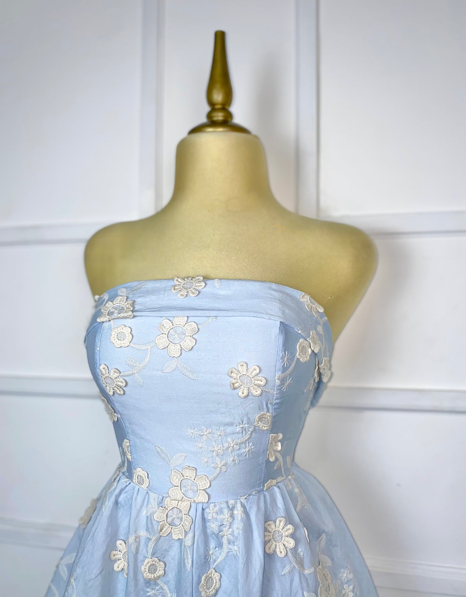 Jumper azul cielo strapless con flores