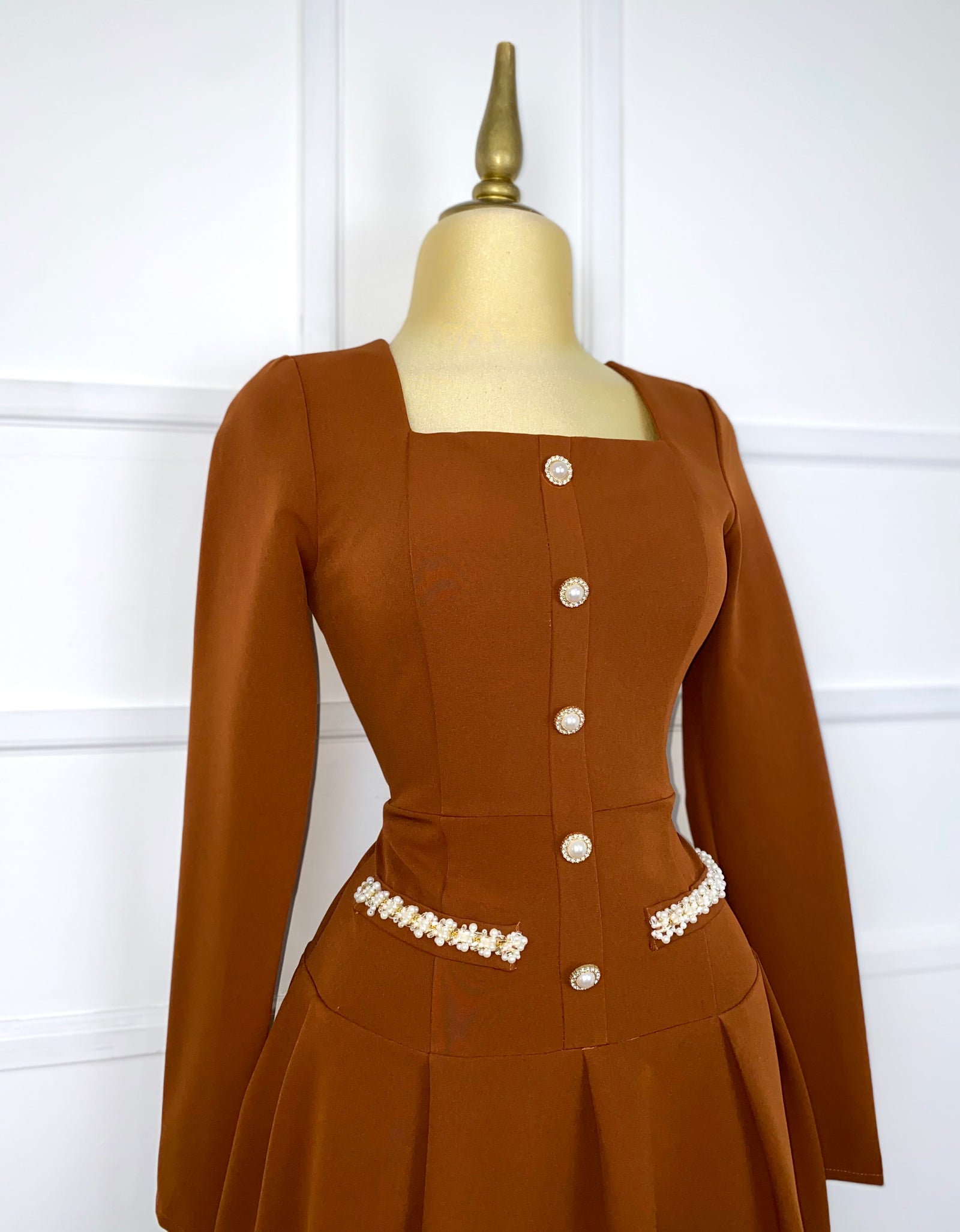 Vestido café manga larga con pedrería