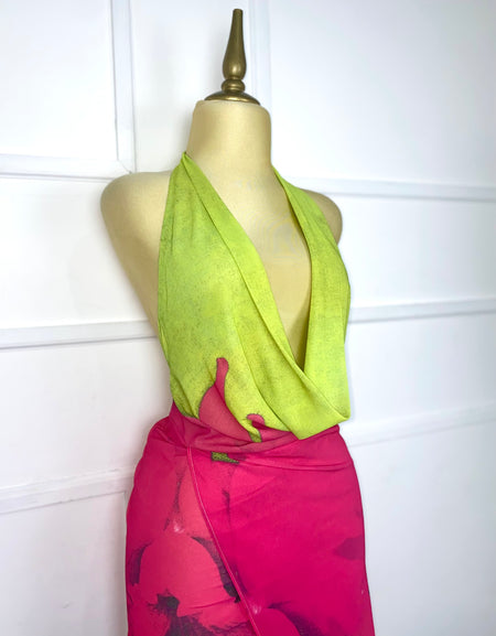 Vestido asimétrico tipo gasa con escote