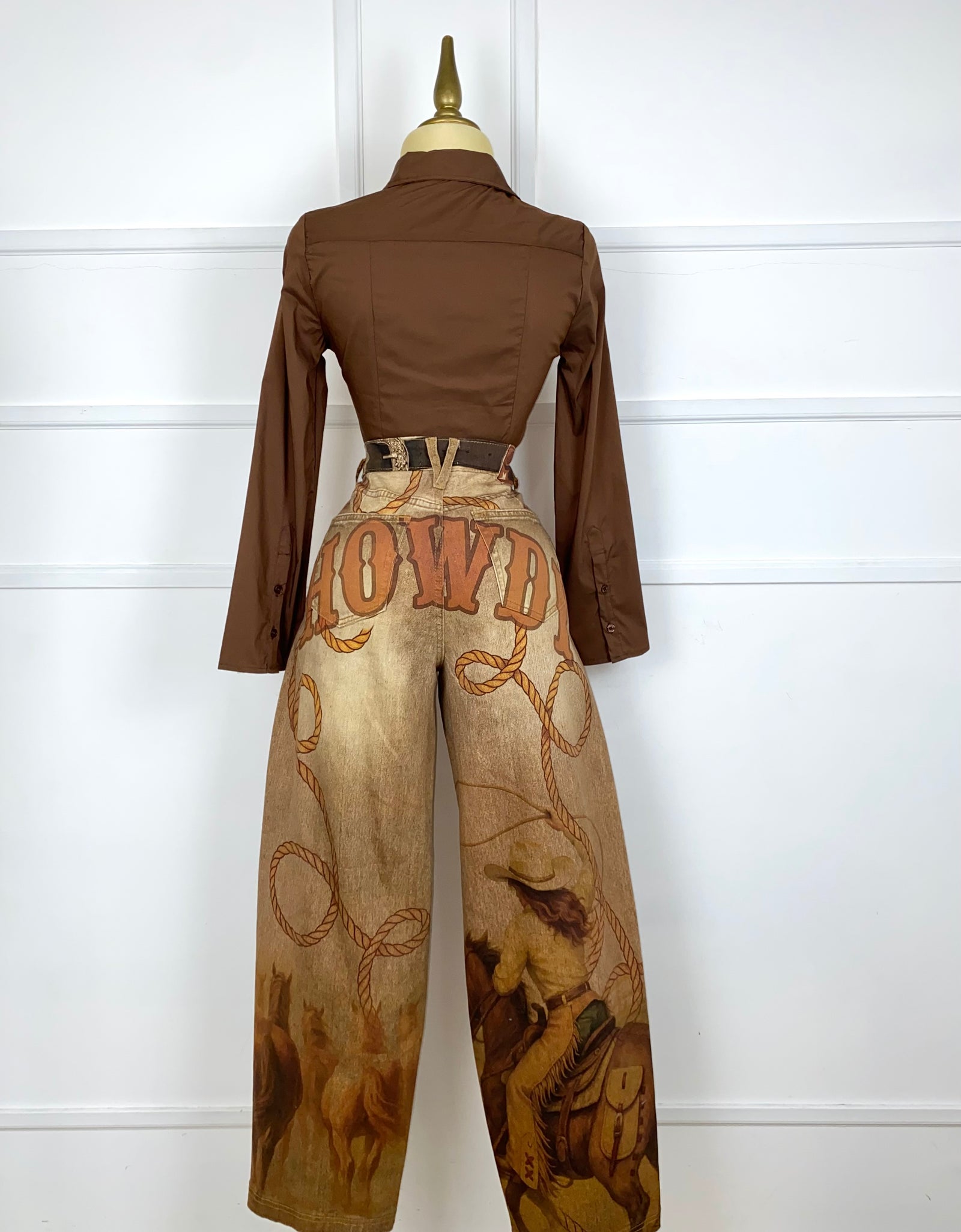 Pantalón café con caballos