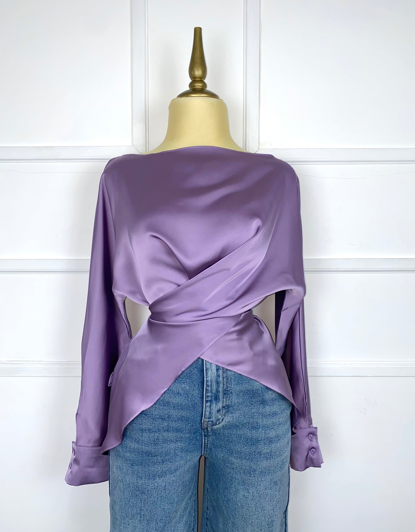Camisa lila asimétrica satinada