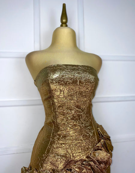 Vestido strapless dorado con olán