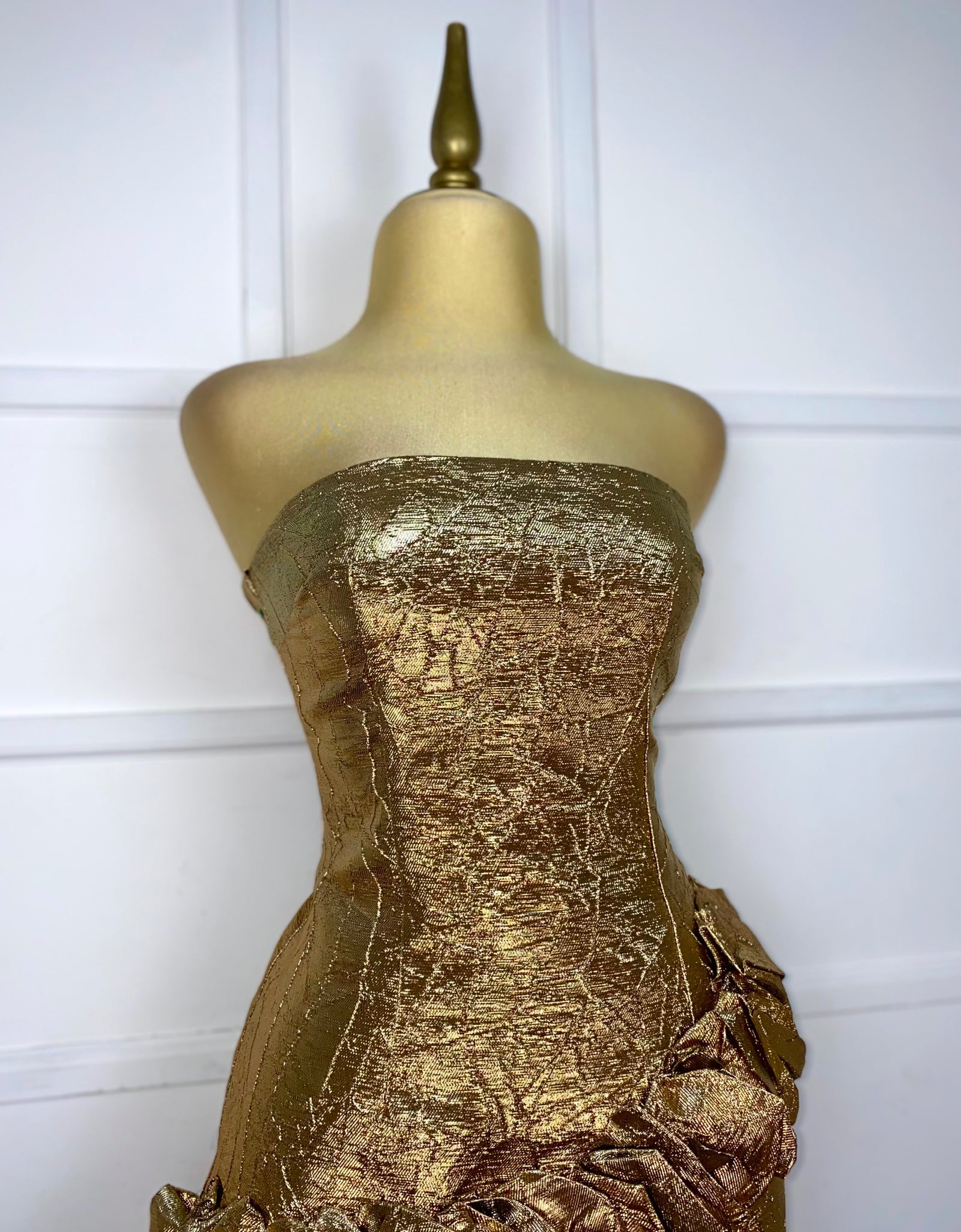 Vestido strapless dorado con olán