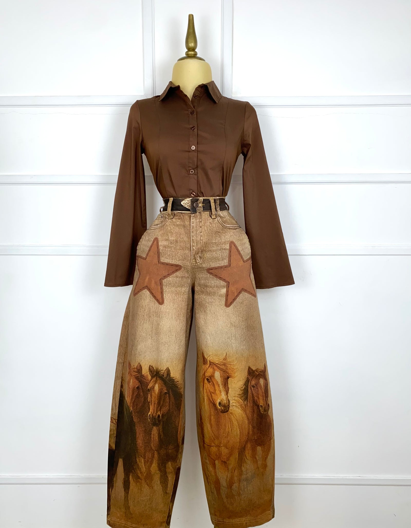 Pantalón café con caballos