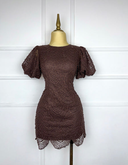 Vestido café con perlas y encaje