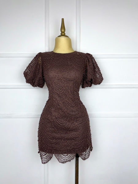 Vestido café con perlas y encaje