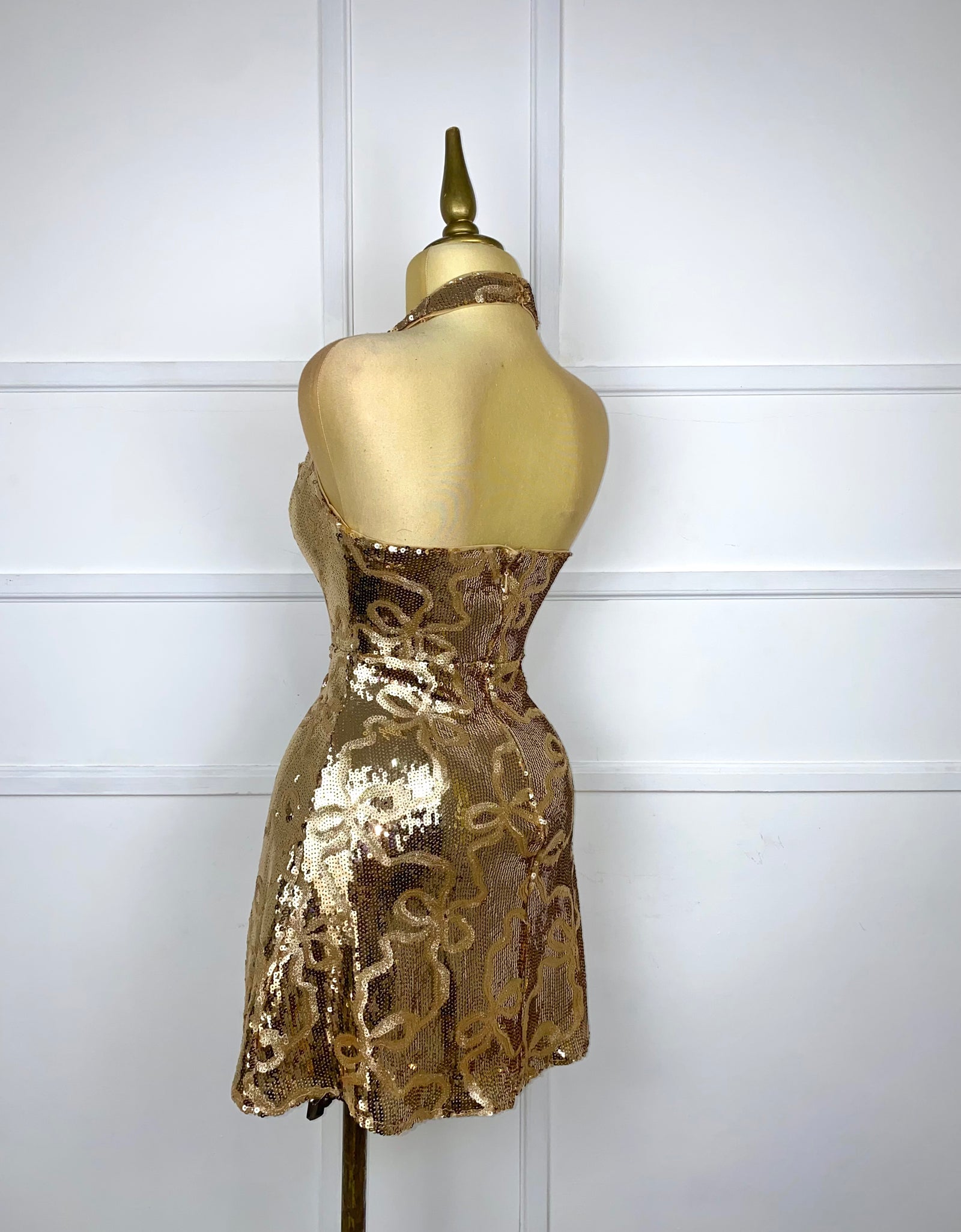 Vestido dorado con moñitos y lentejuelas