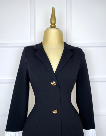 Vestido negro corto con mangas plisadas