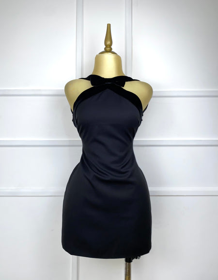 Vestido corto negro con terciopelo