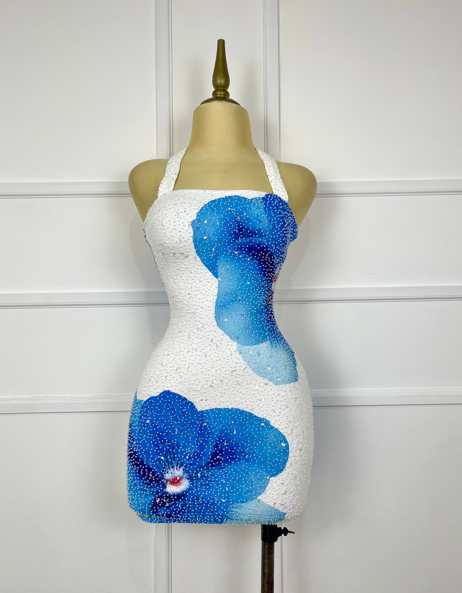Vestido corto blanco con flores azules