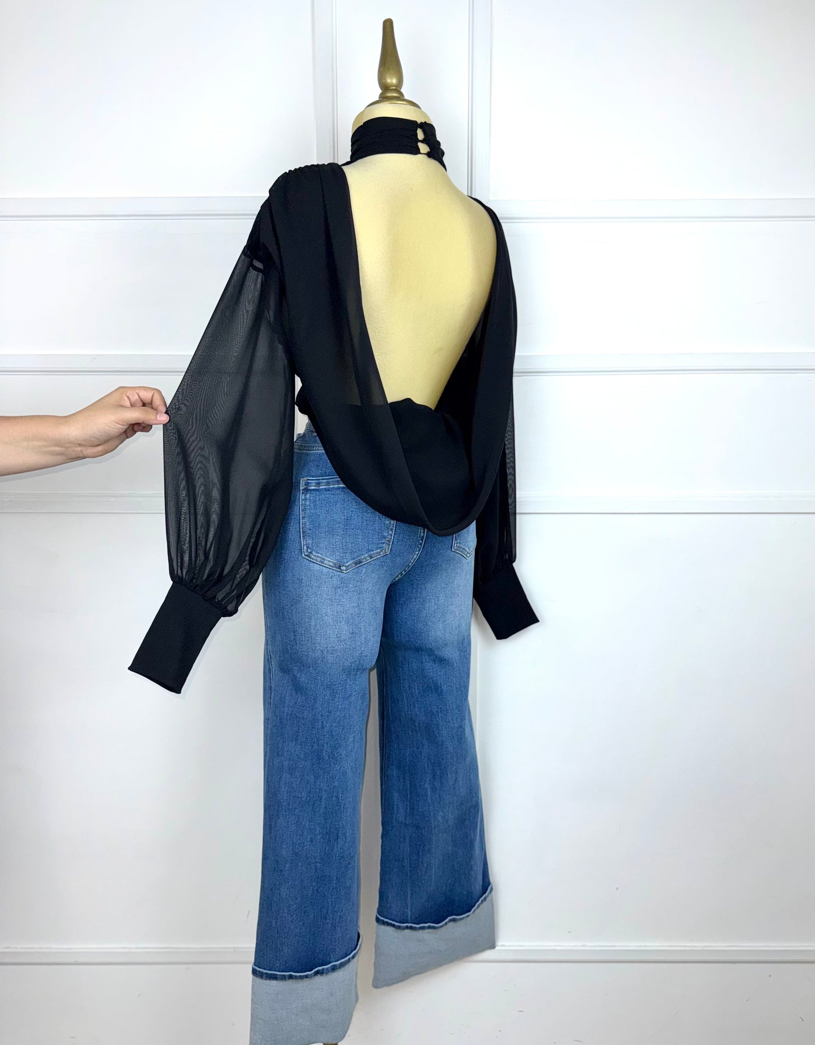 Bodysuit negro con escote en la espalda