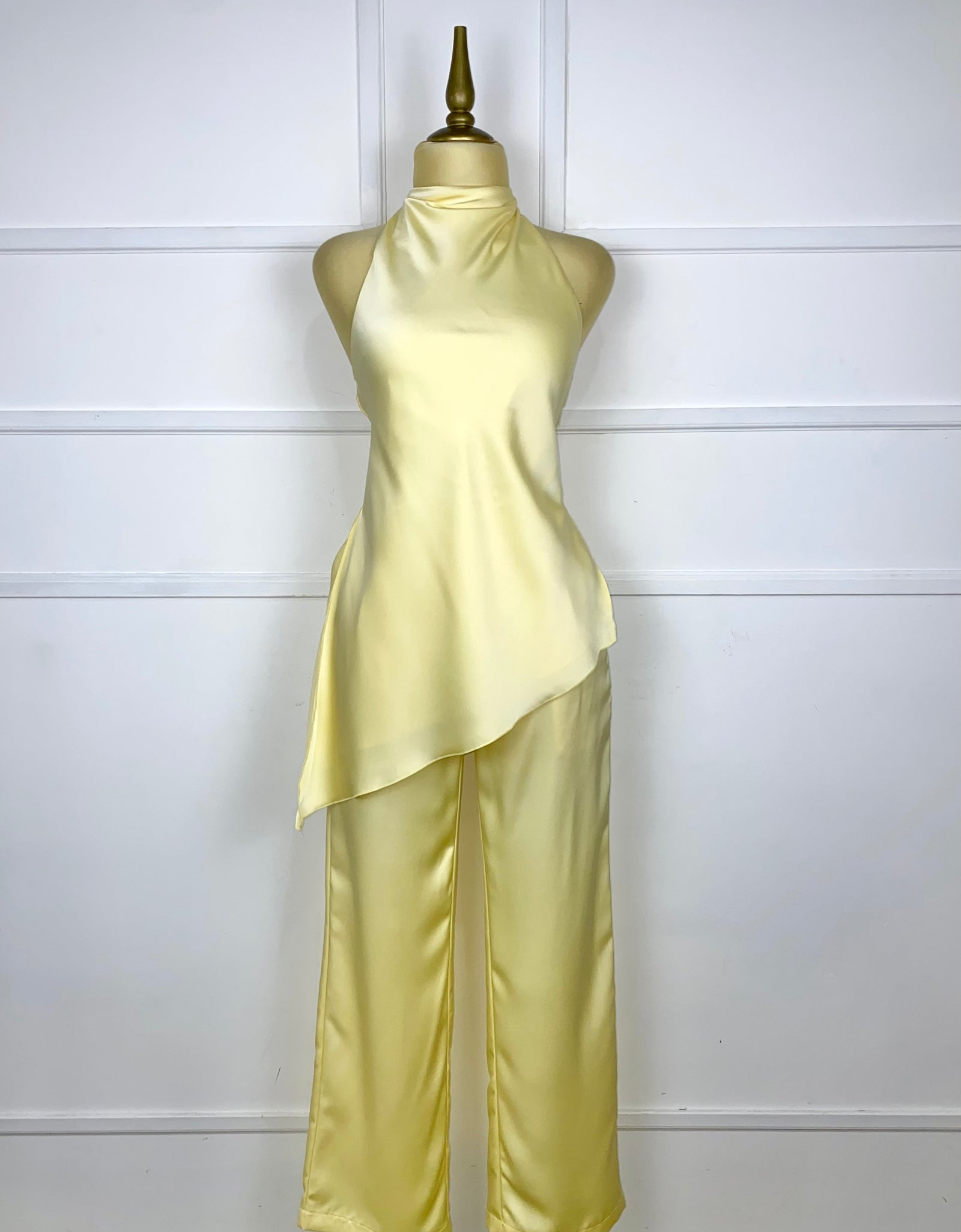 Set amarillo satín asimétrico