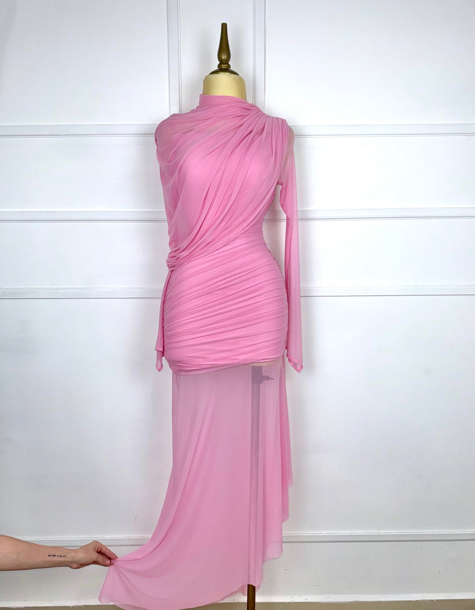 Vestido largo rosa asimetrico