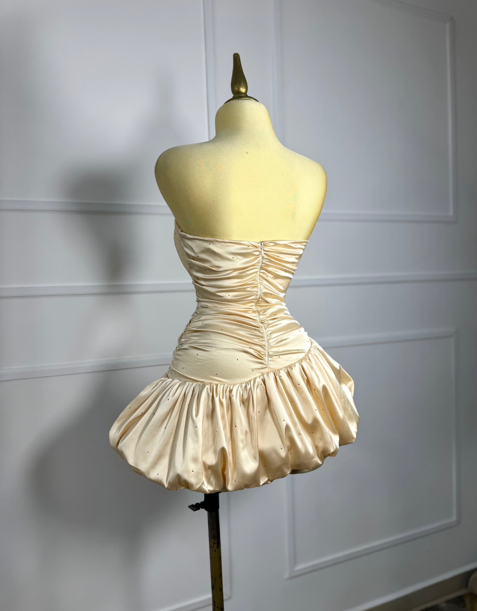 Vestido crema satinado strapless con pedrería