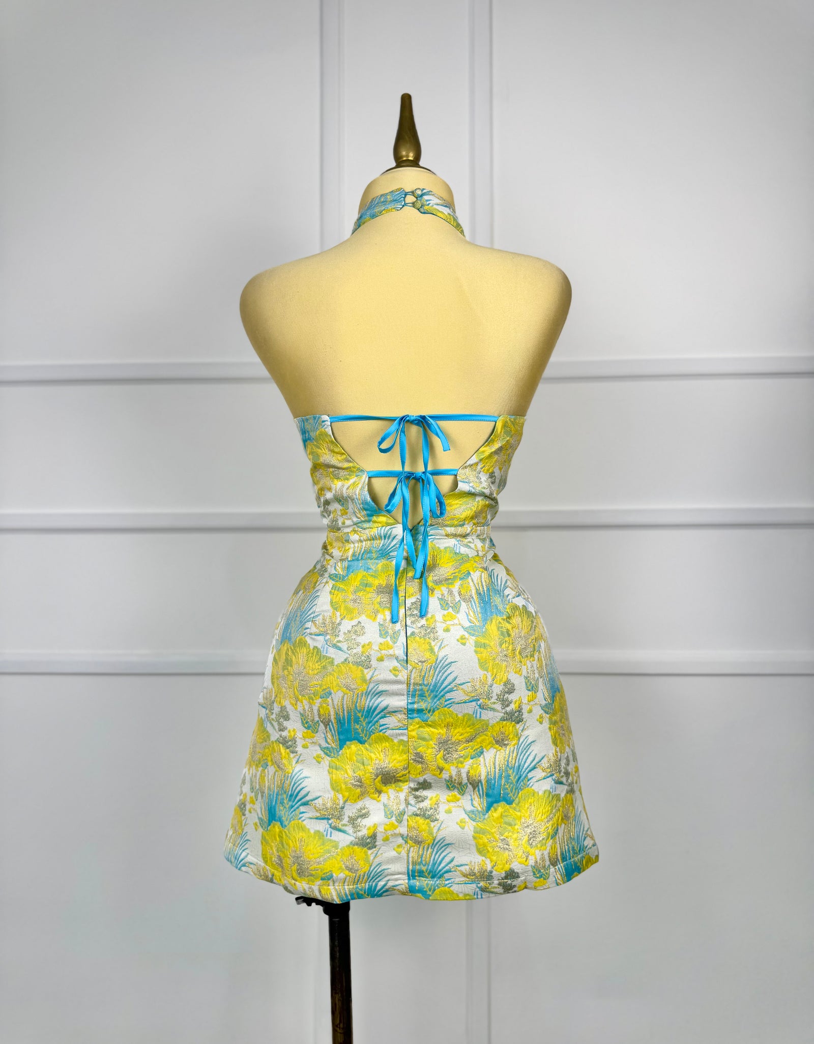 Vestido azul con flores amarillas