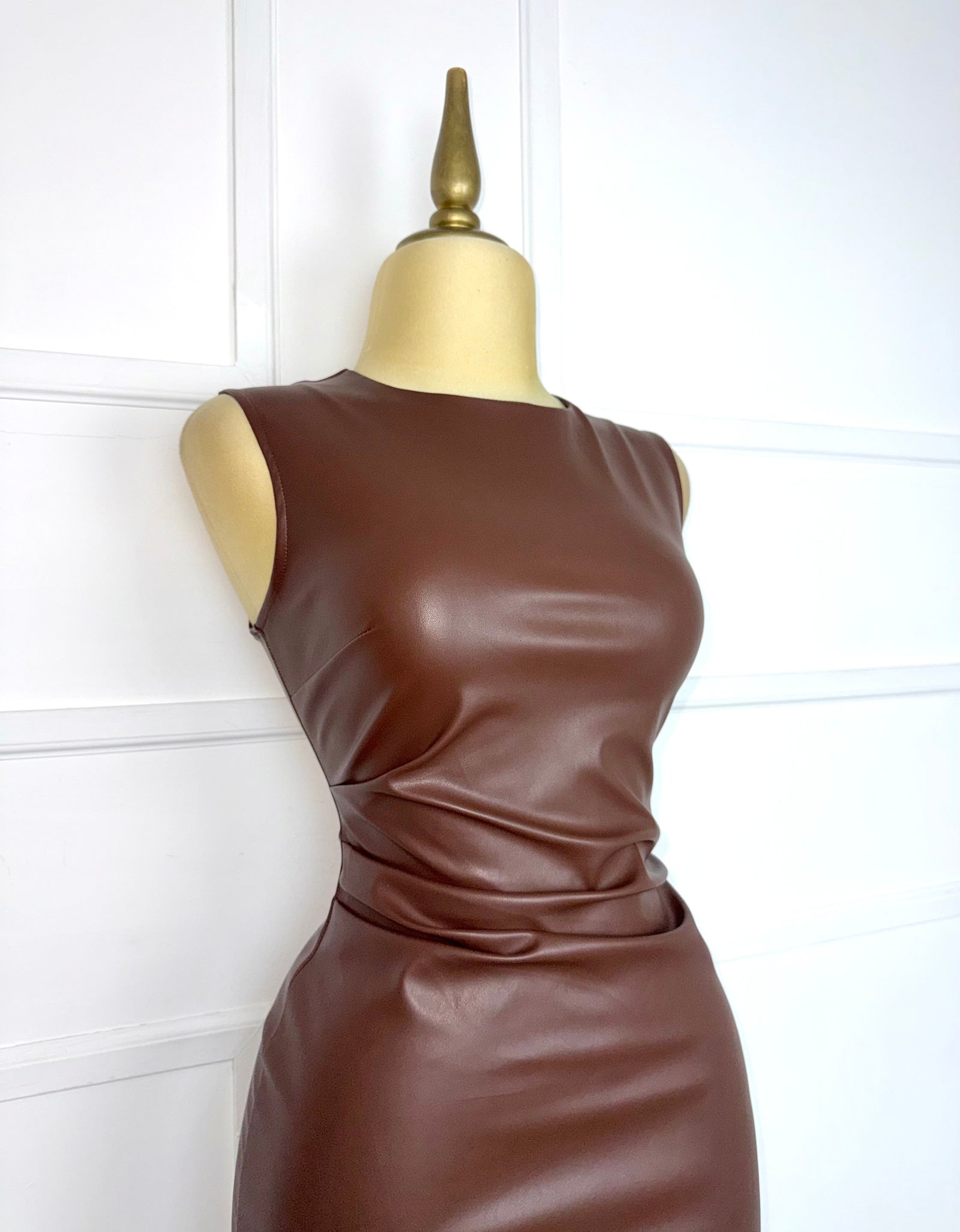 Vestido vinipiel café con drapeado
