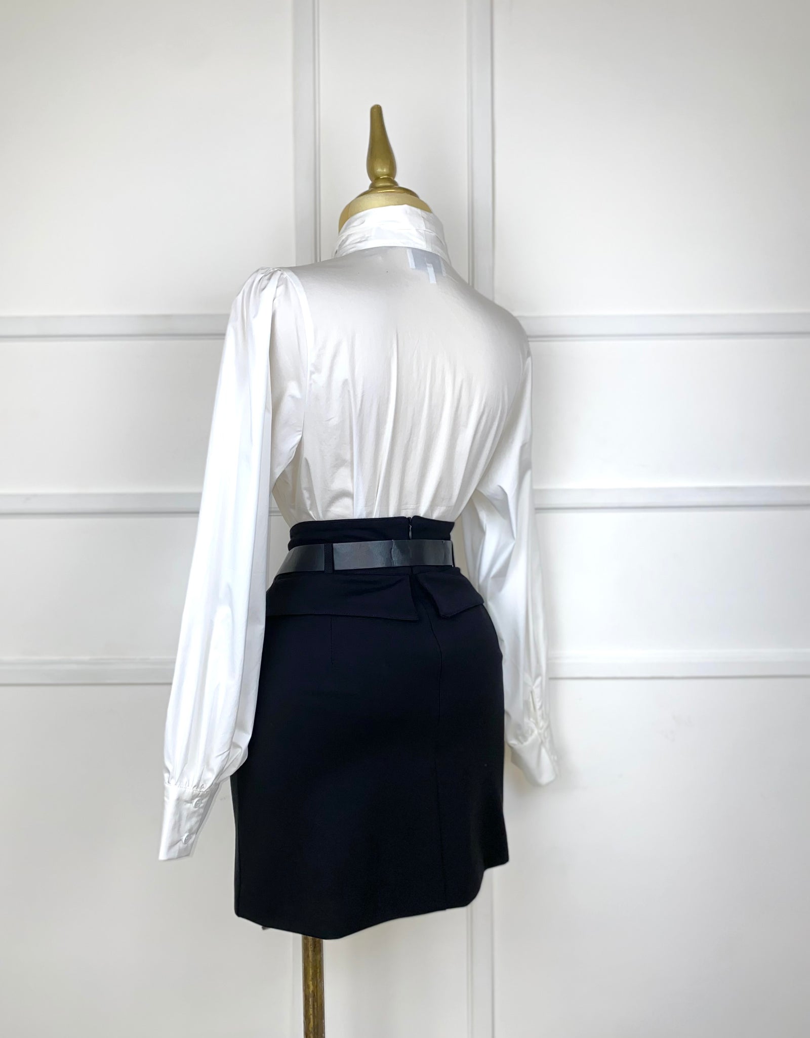 Camisa blanca con moño