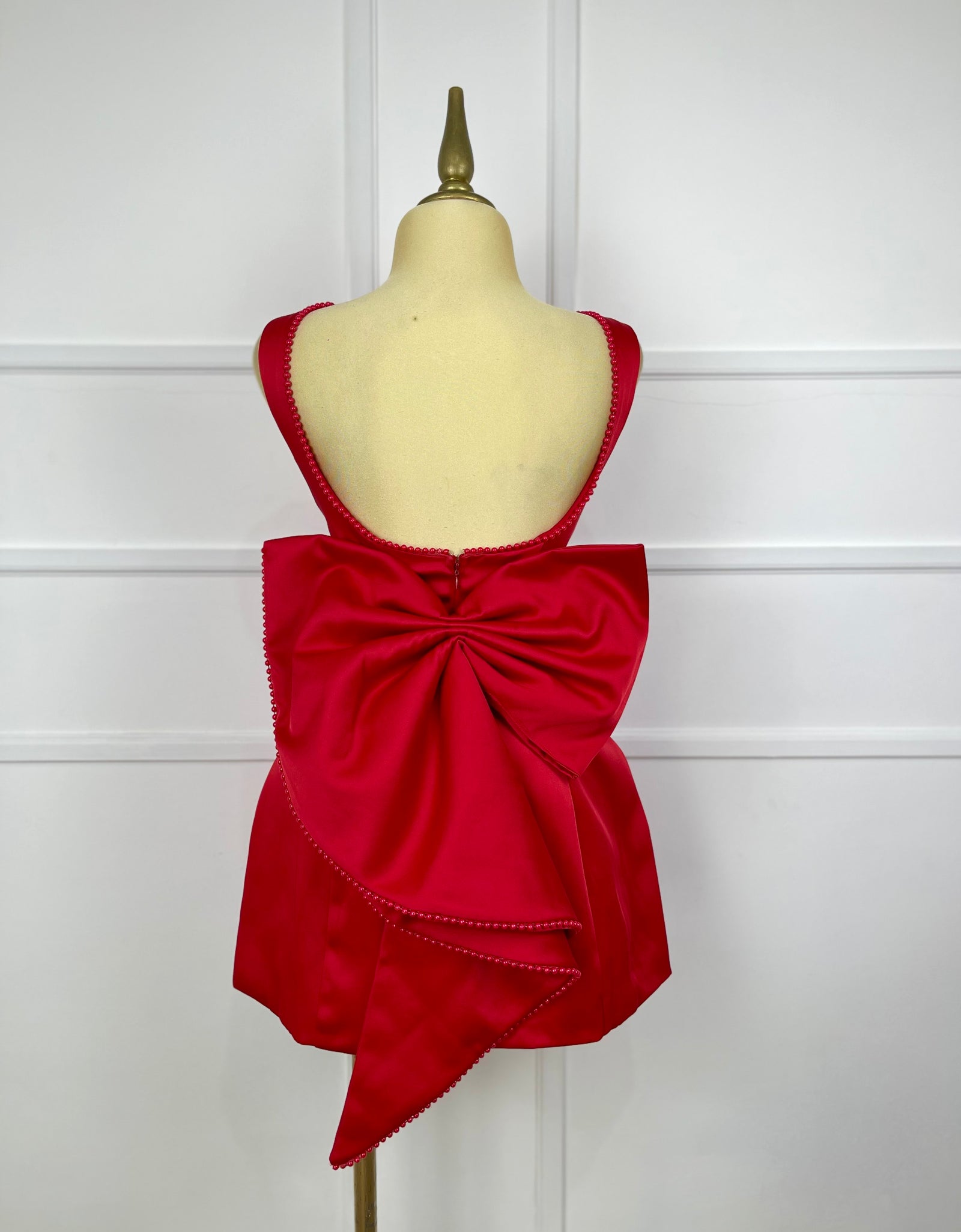 Vestido rojo con moño y perlas