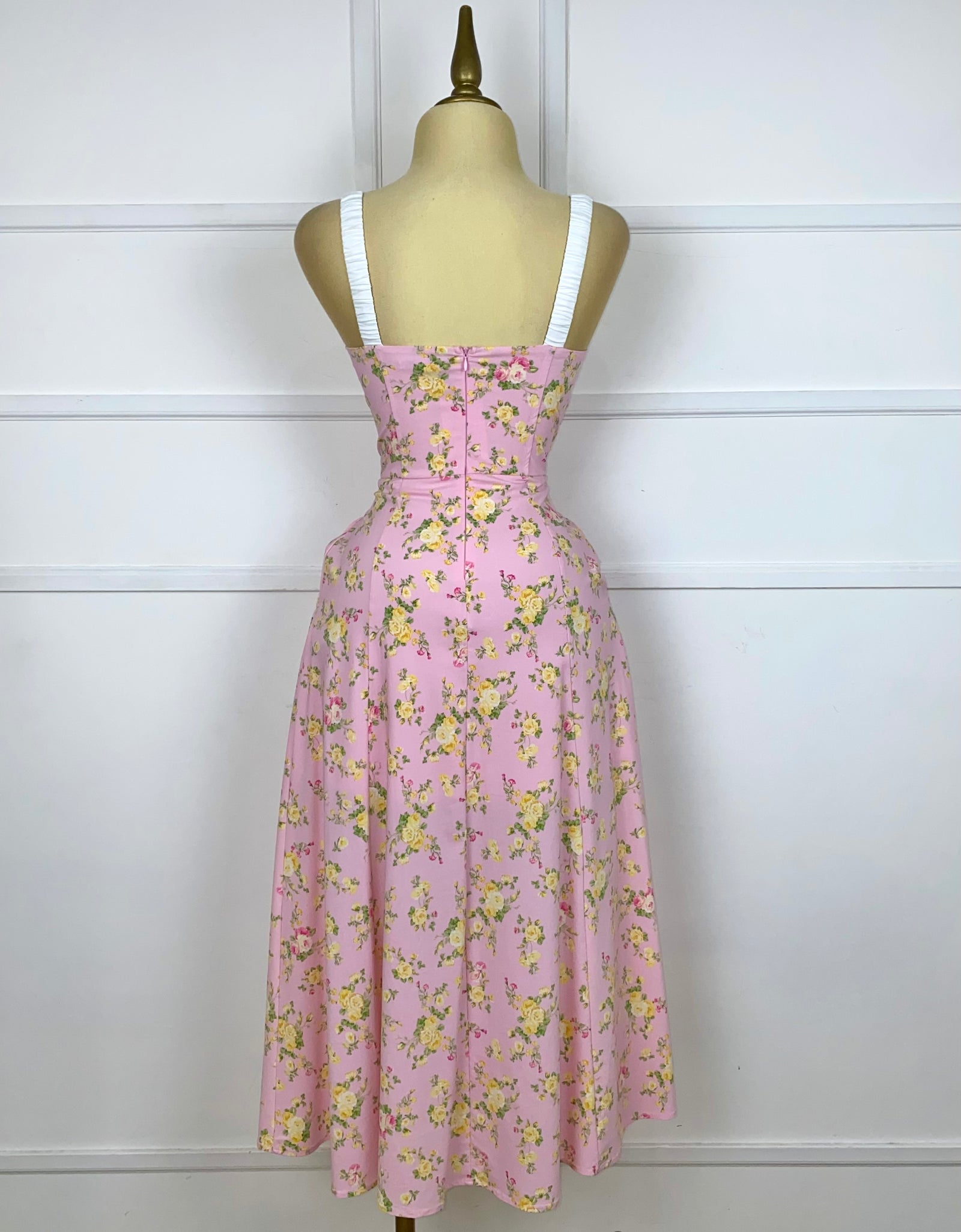 Vestido rosa flores amarillas con abertura