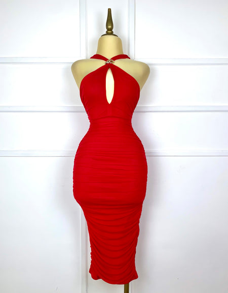 Vestido rojo drapeado con hebilla