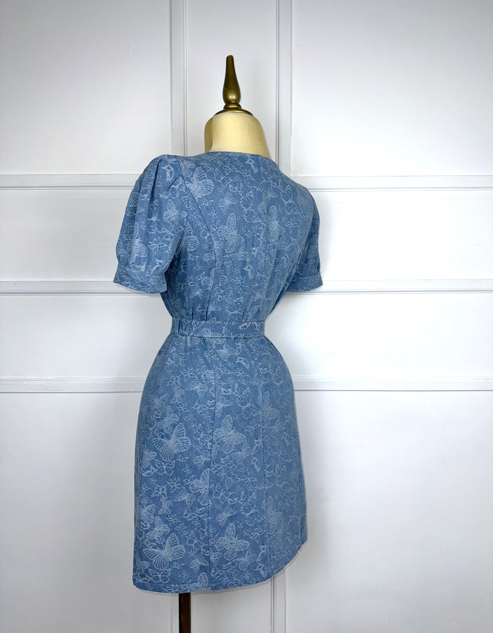 Vestido mezclilla con estampado mariposas y cinto