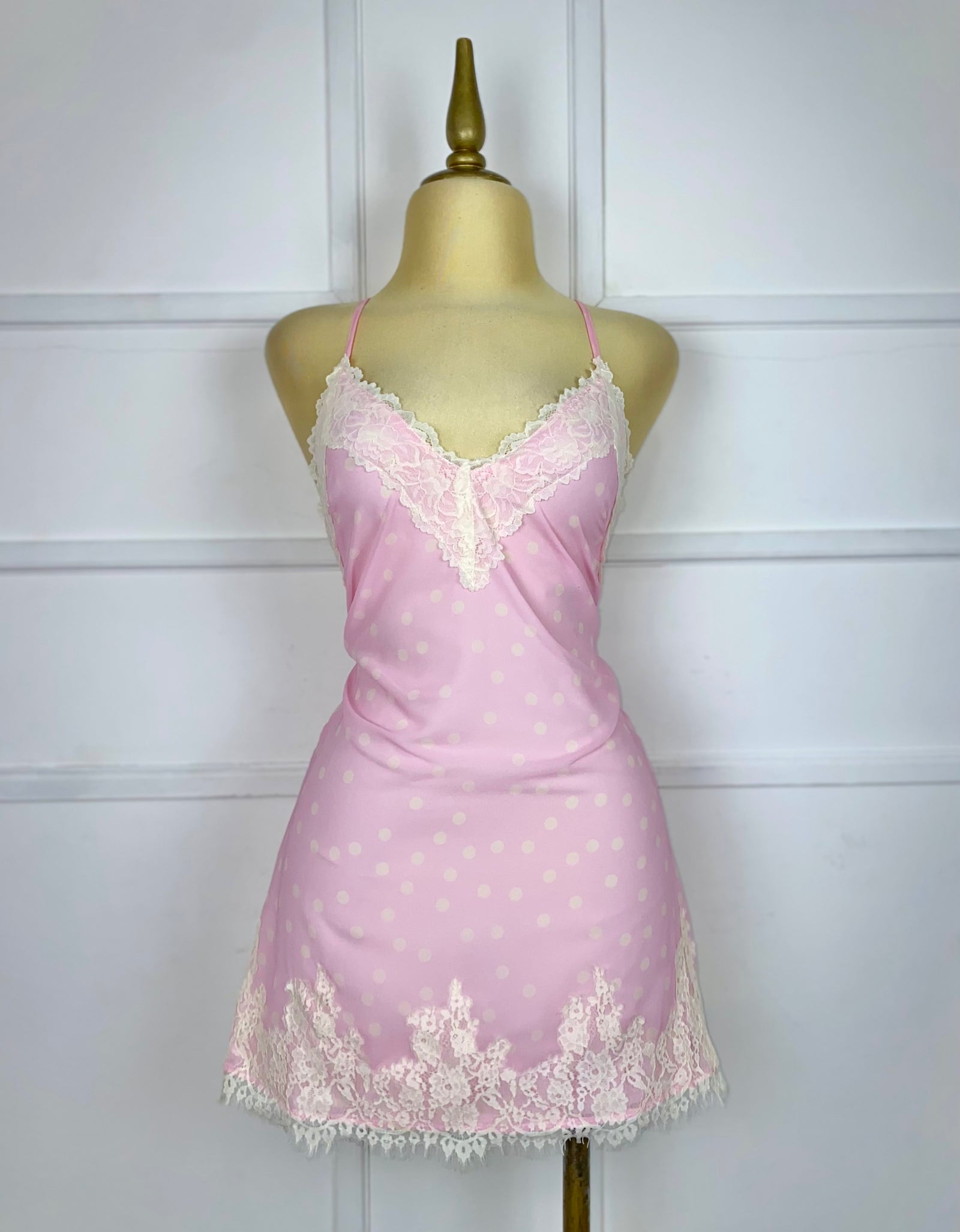 Vestido rosa con encaje y lunares