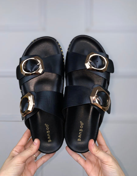 Sandalias negras con hebillas doradas