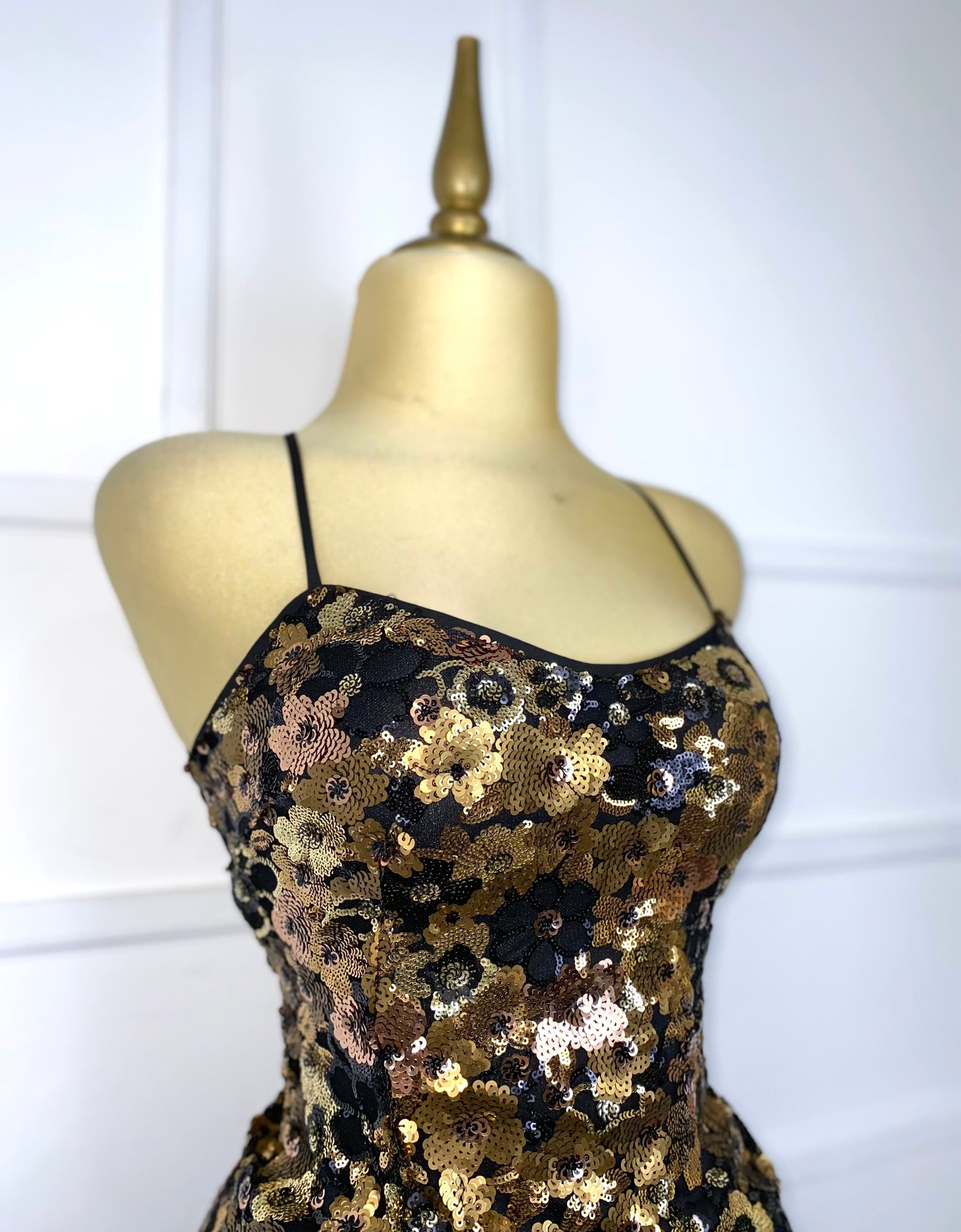 Vestido negro corto con lentejuelas doradas