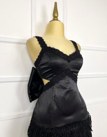 Vestido corto negro satín con encaje