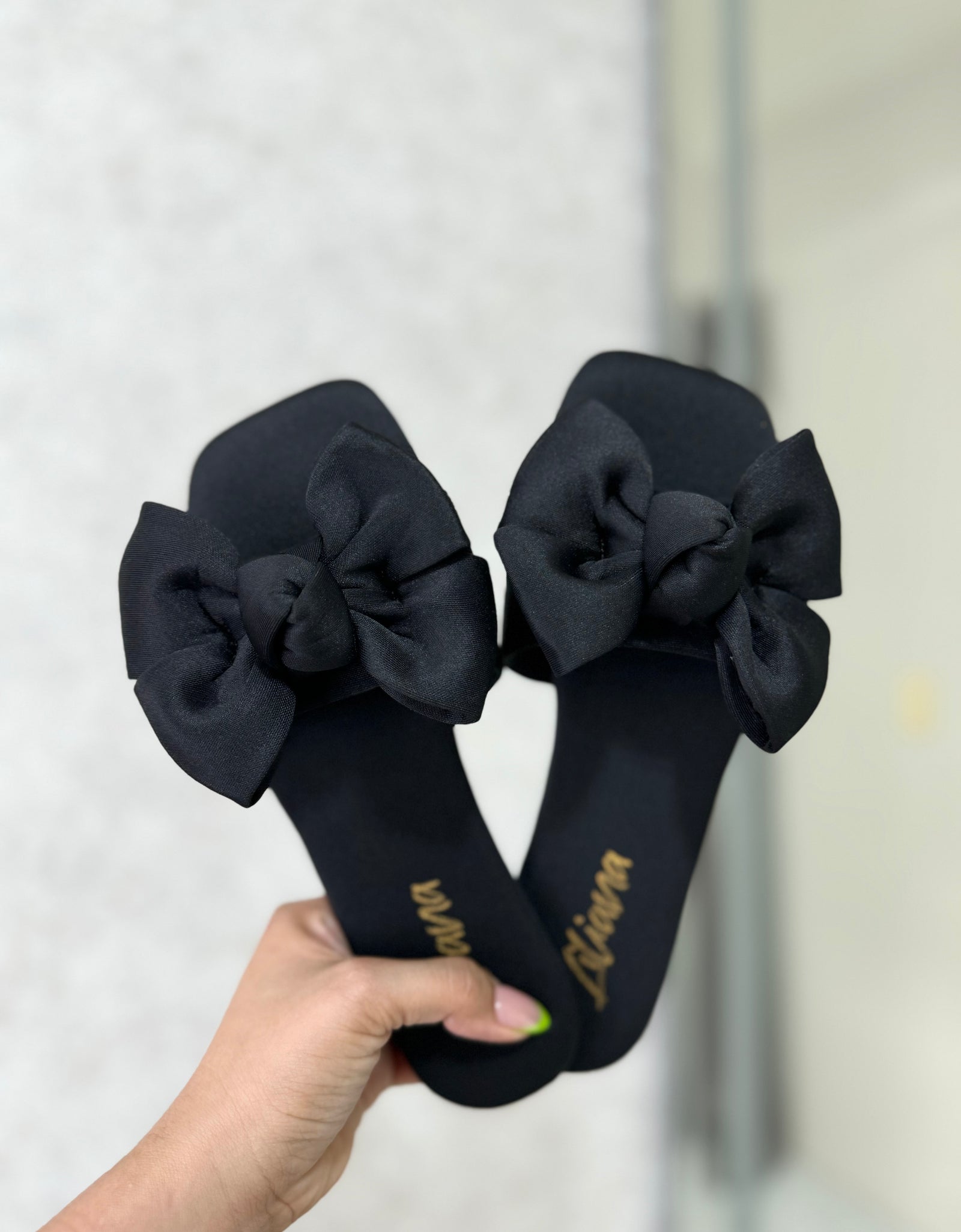 Sandalias negras con moños