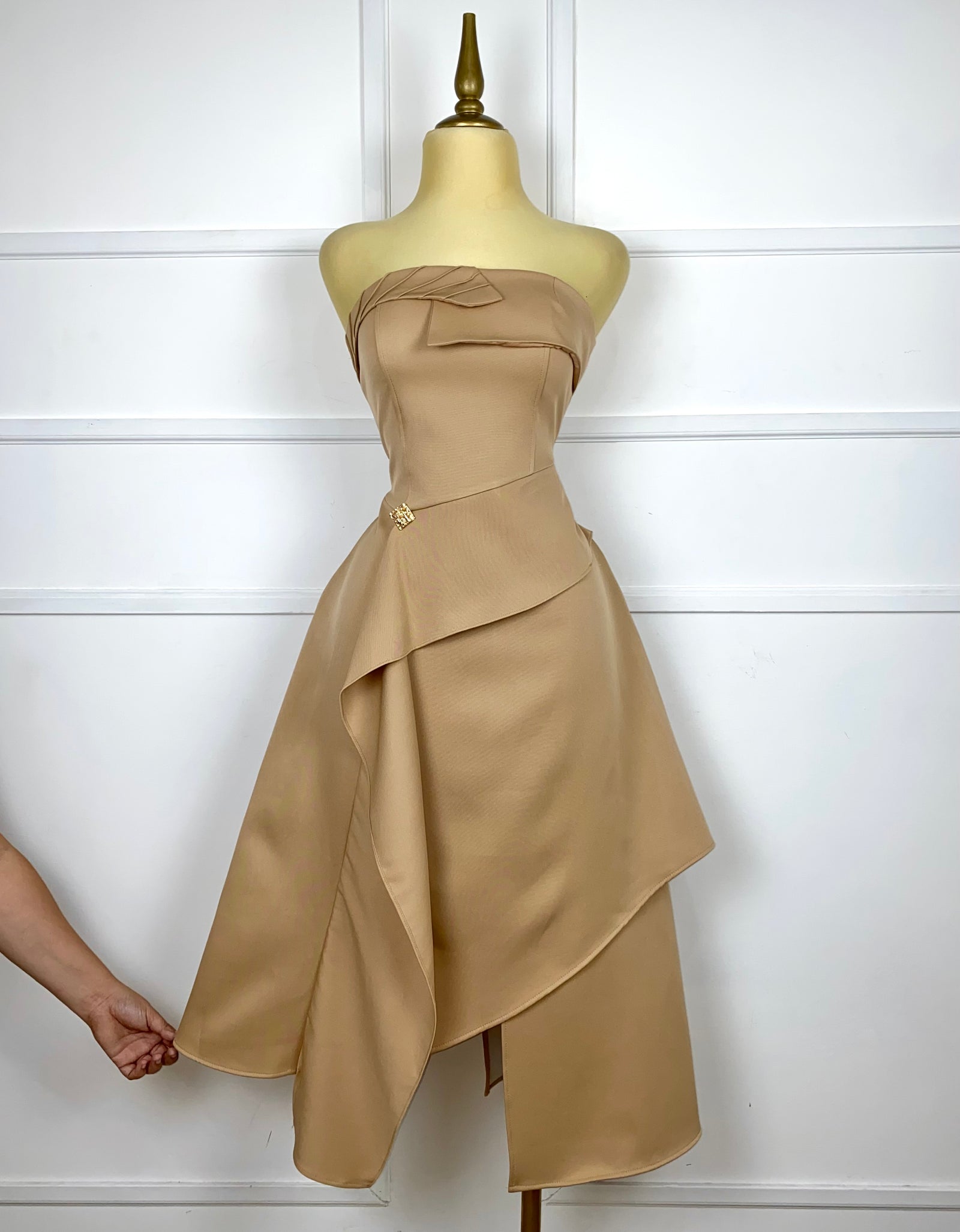 Vestido kaki strapless asimétrico