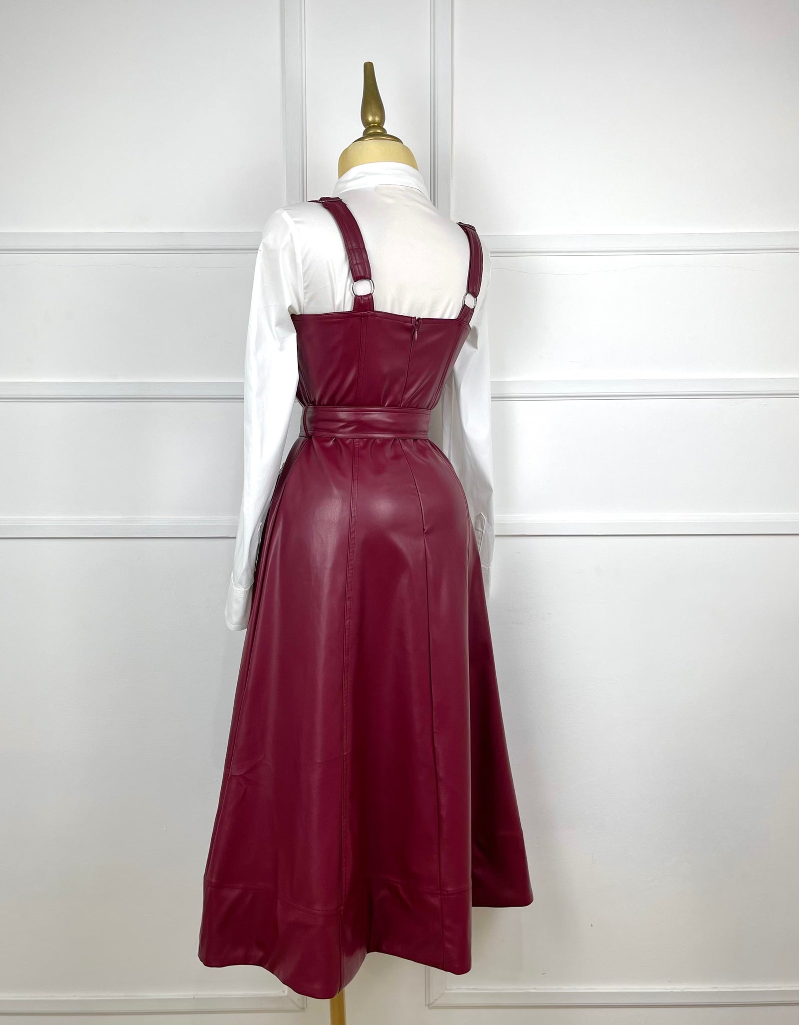 Vestido tinto vinipiel con cinto