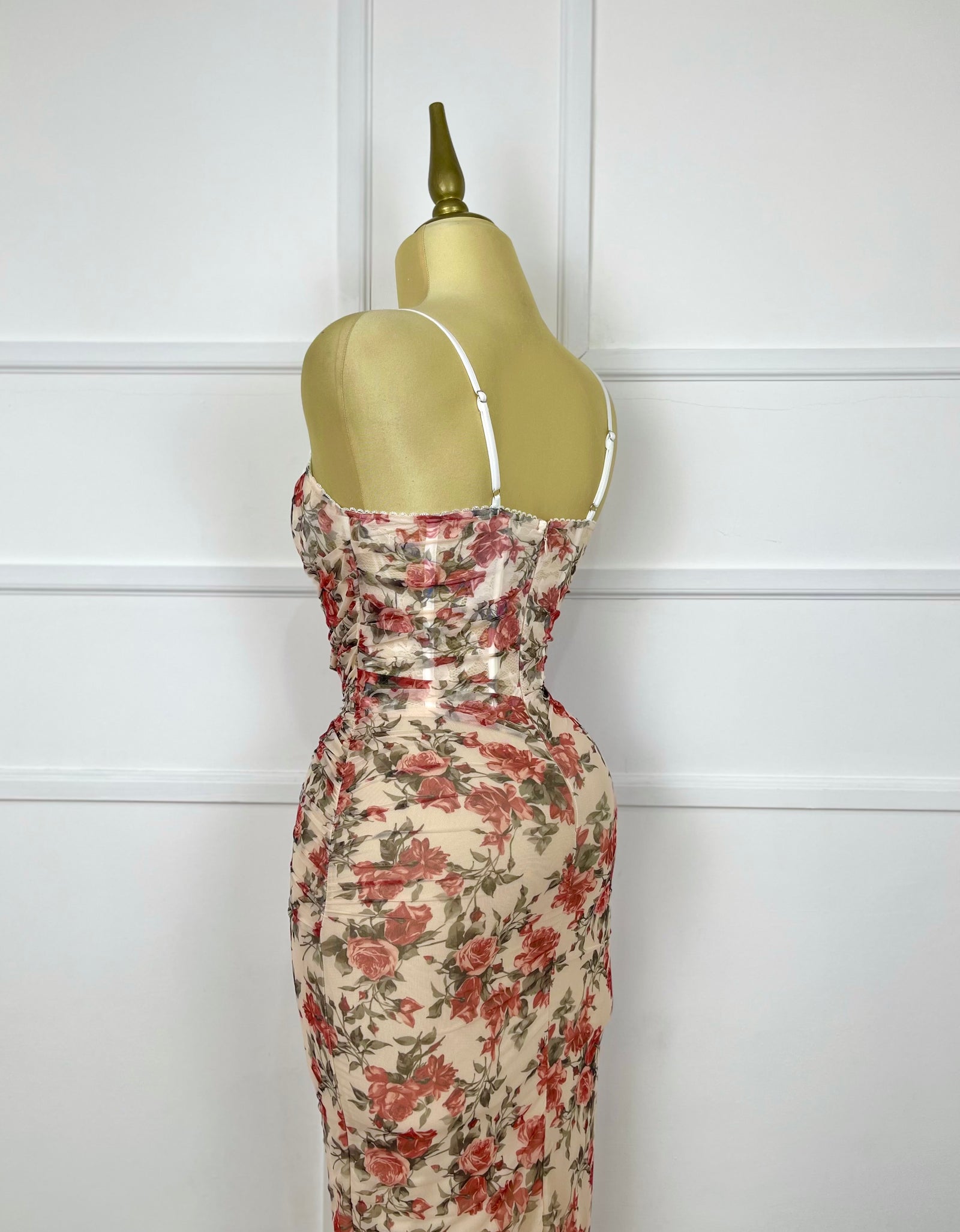 Vestido drapeado con flores rojas