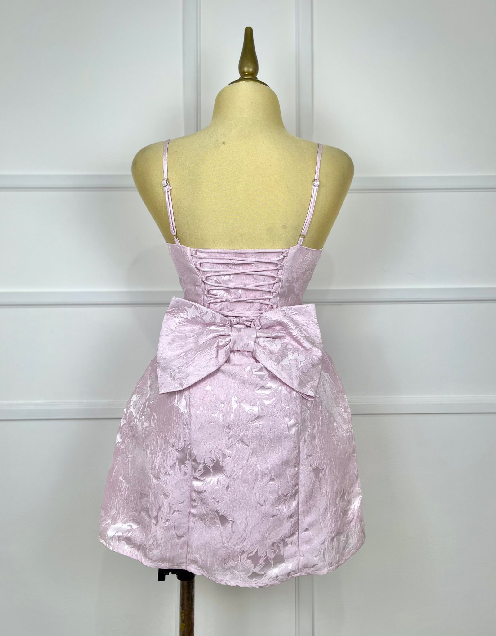 Vestido rosa con textura y moño