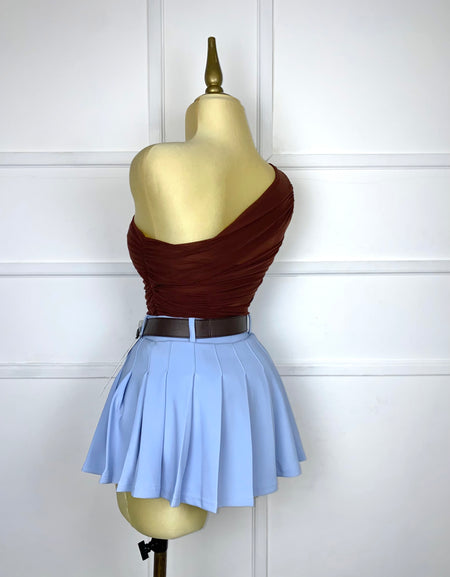 Falda azul plisada con cinto