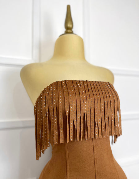 Vestido café strapless con flecos