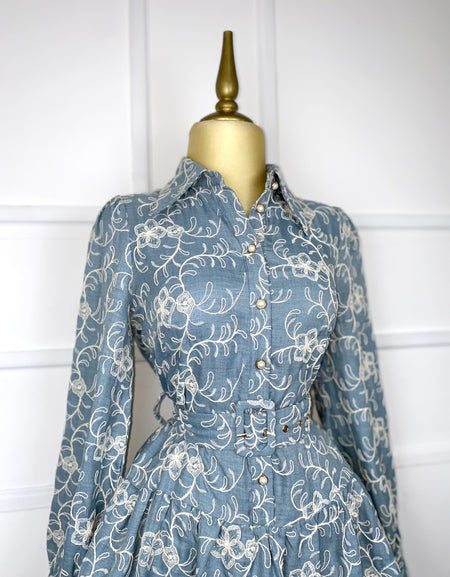 Vestido azul con flores y cinto