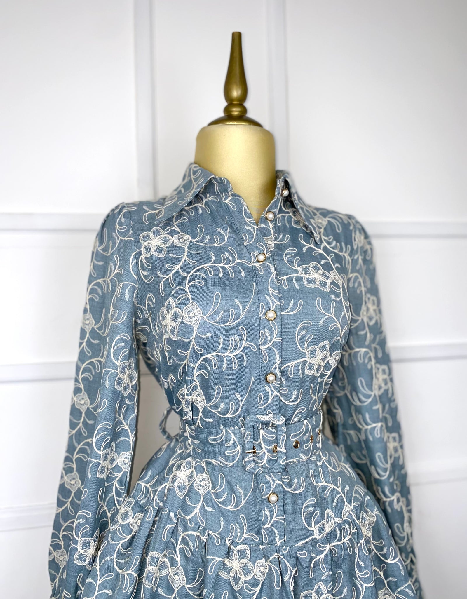 Vestido azul con flores y cinto