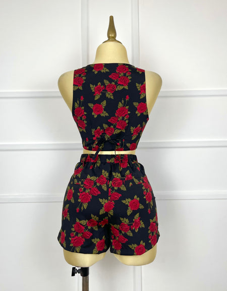 Set negro con rosas rojas