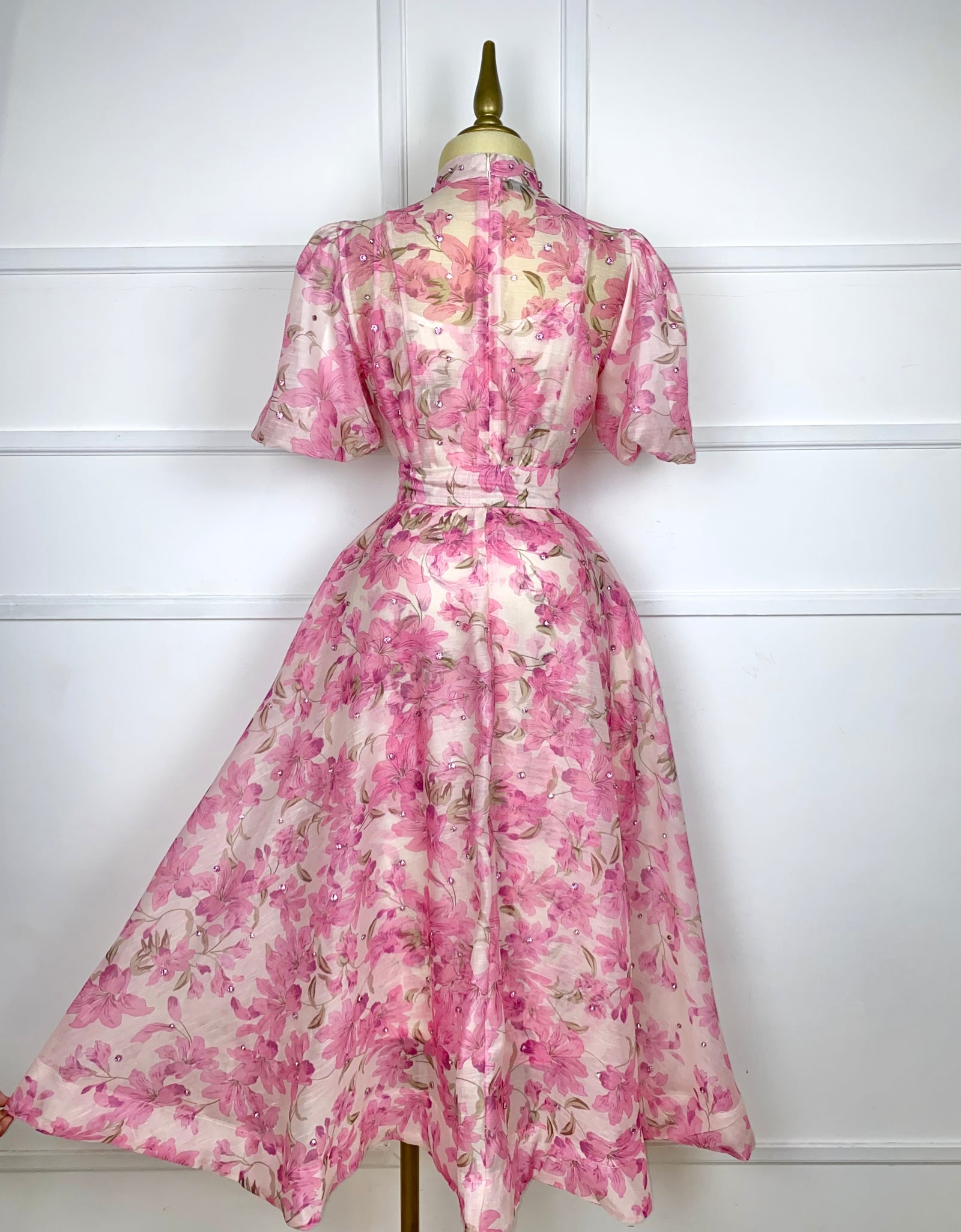 Vestido flores rosas con pedrería y listón