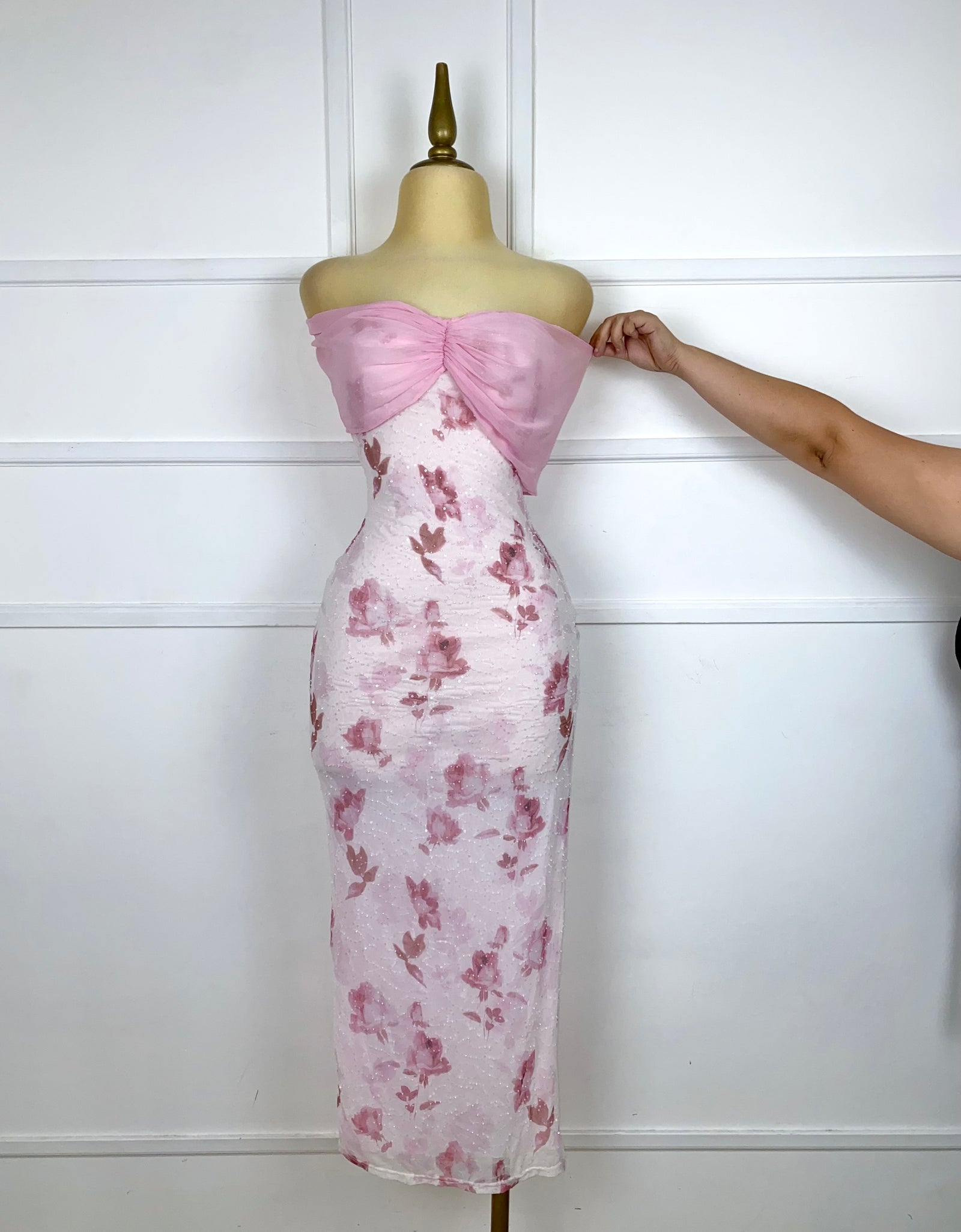 Vestido midi rosa con chaquiras