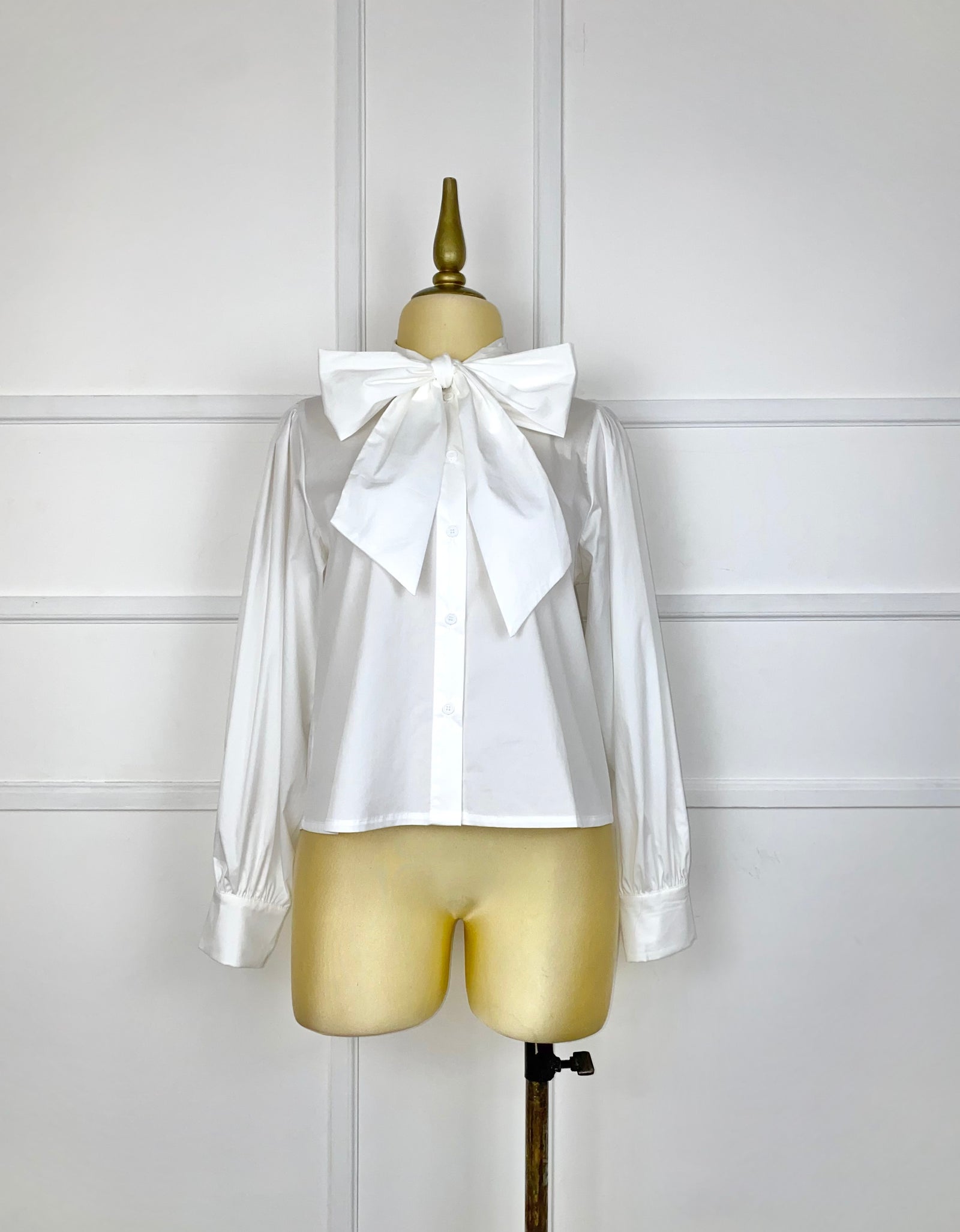 Camisa blanca con moño