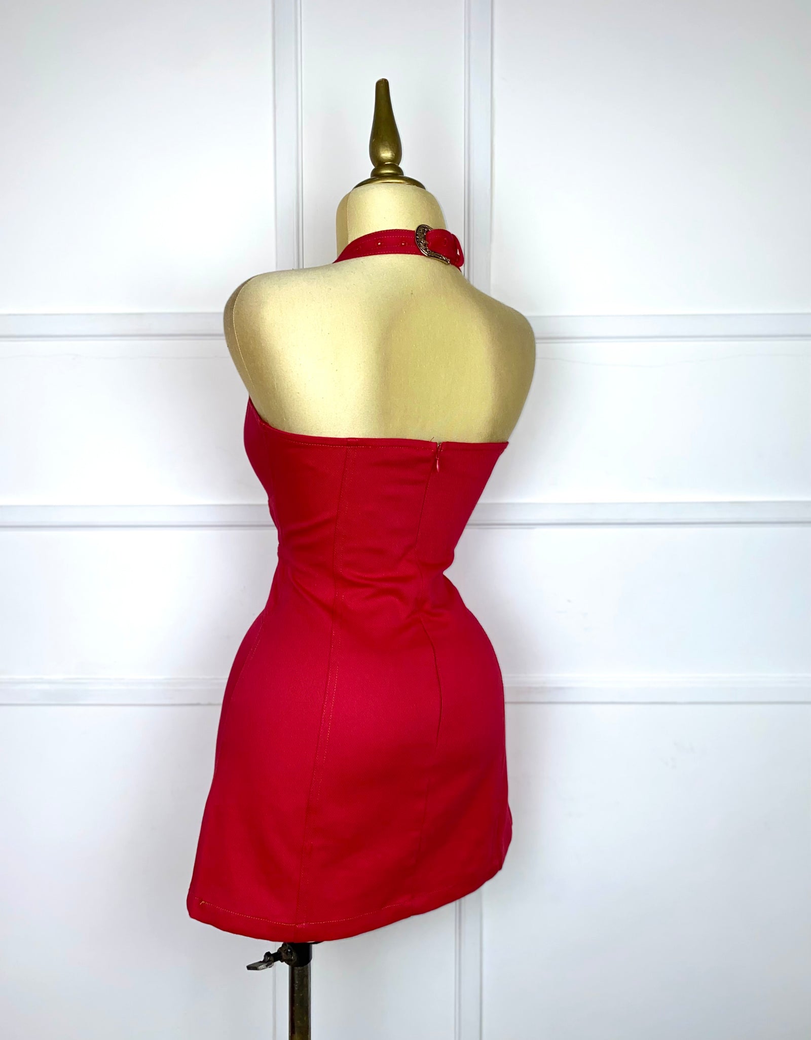 Vestido corto rojo con hebillas