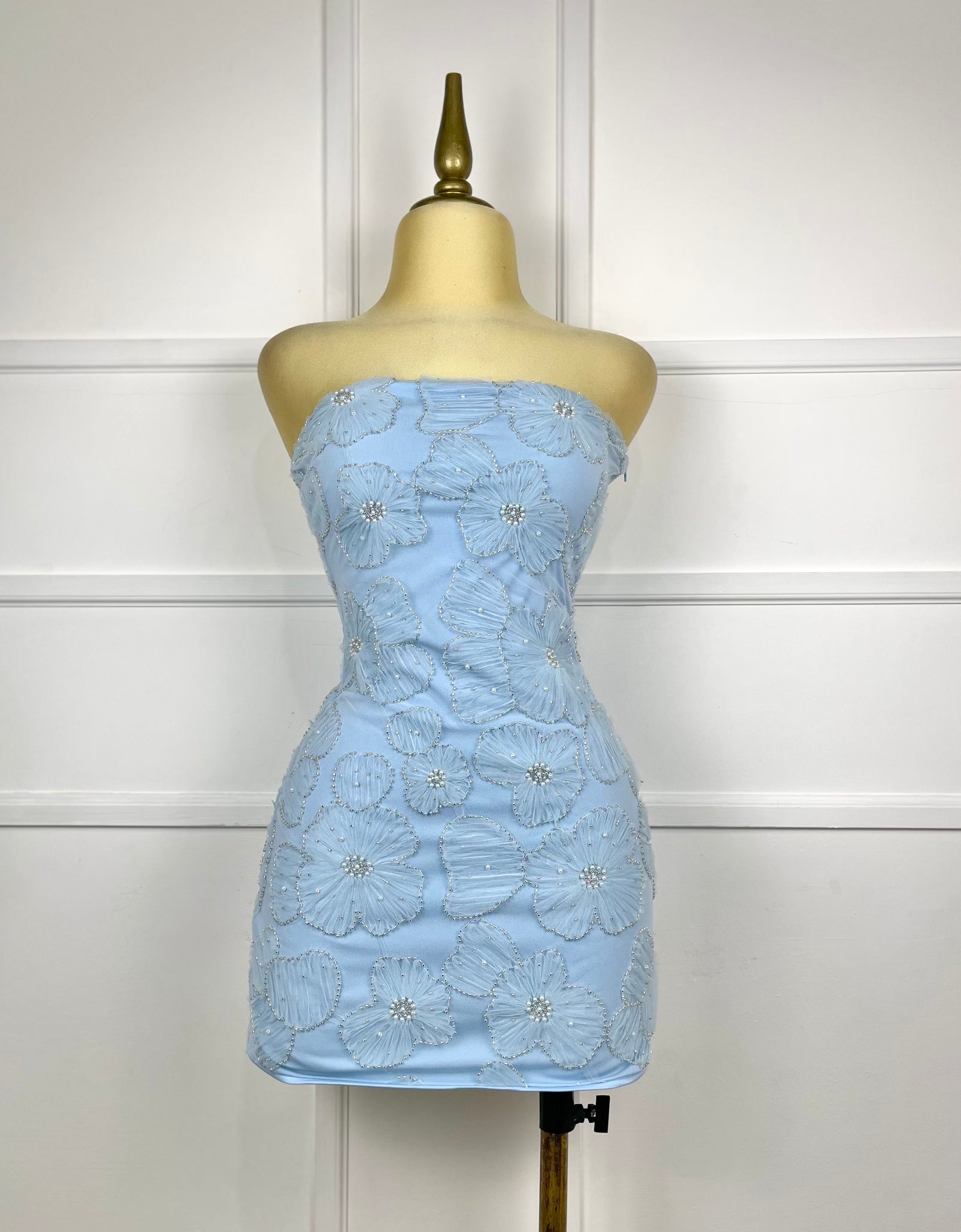 Vestido azul strapless con liston