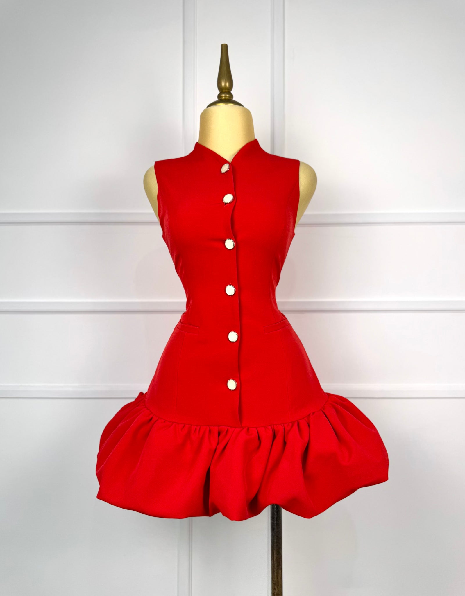 Vestido rojo con botones perla