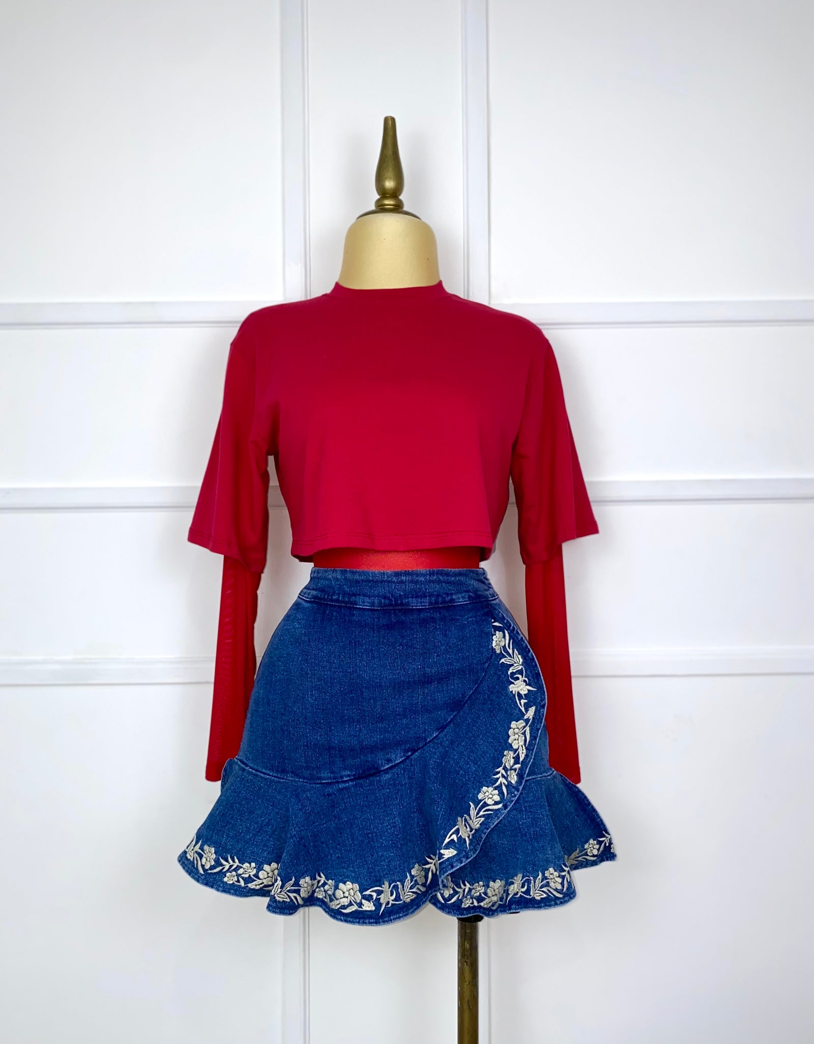 Short falda mezclilla con flores bordadas